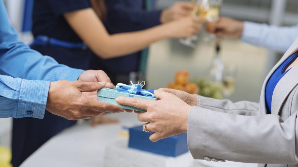 Interesting Ideas For Buying Gifts For Coworkers