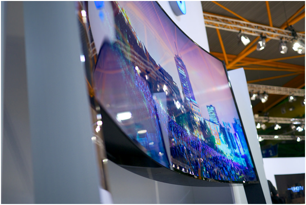 What Are The Pros and Cons Of A Curved TV?